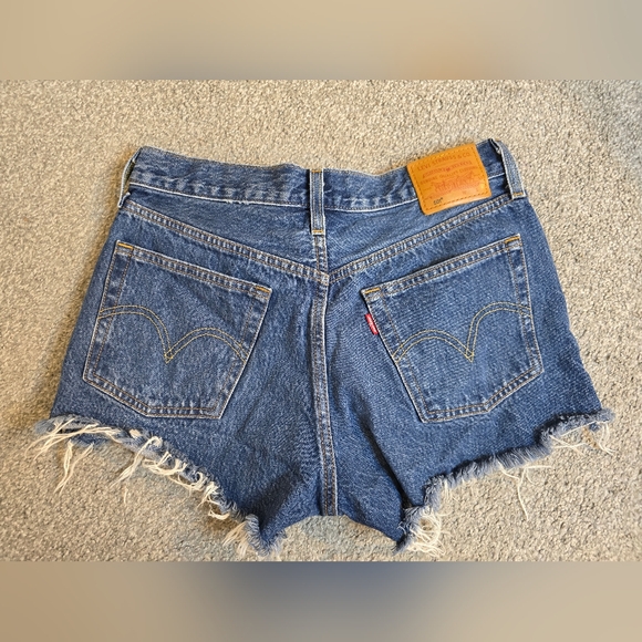 Levi's Button Fly Distressed Denim Shorts Ladies Size 28 - Picture 2 of 11